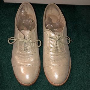Gap cream sparkle lace up oxfords
